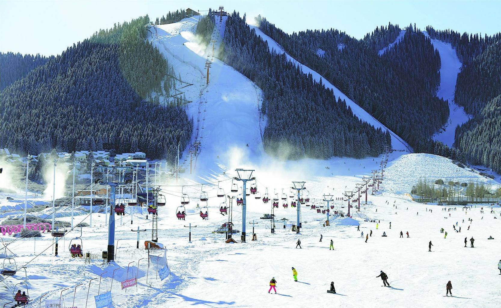 新疆最大滑雪场图片